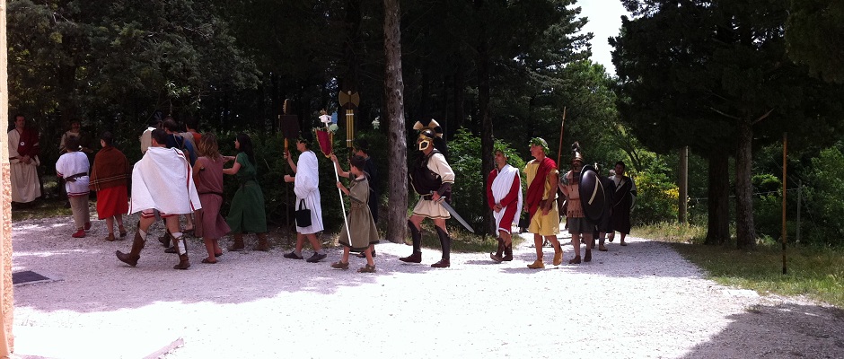 Le autorità giungono nell'acropoli